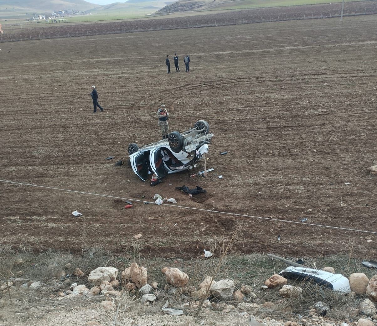 Köpeğe çarpmamak için manevra yapan otomobil takla attı: 3 yaralı