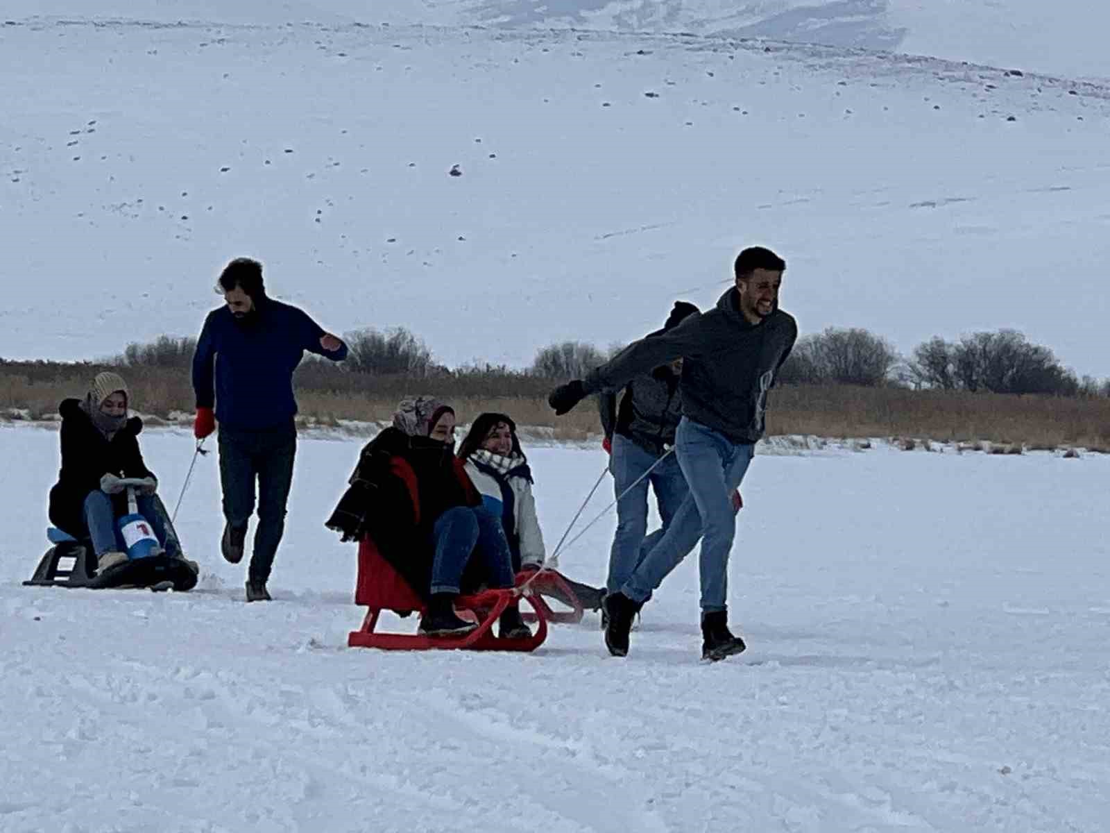 Çıldır Gölü Buz Şenliği’ne yoğun ilgi
