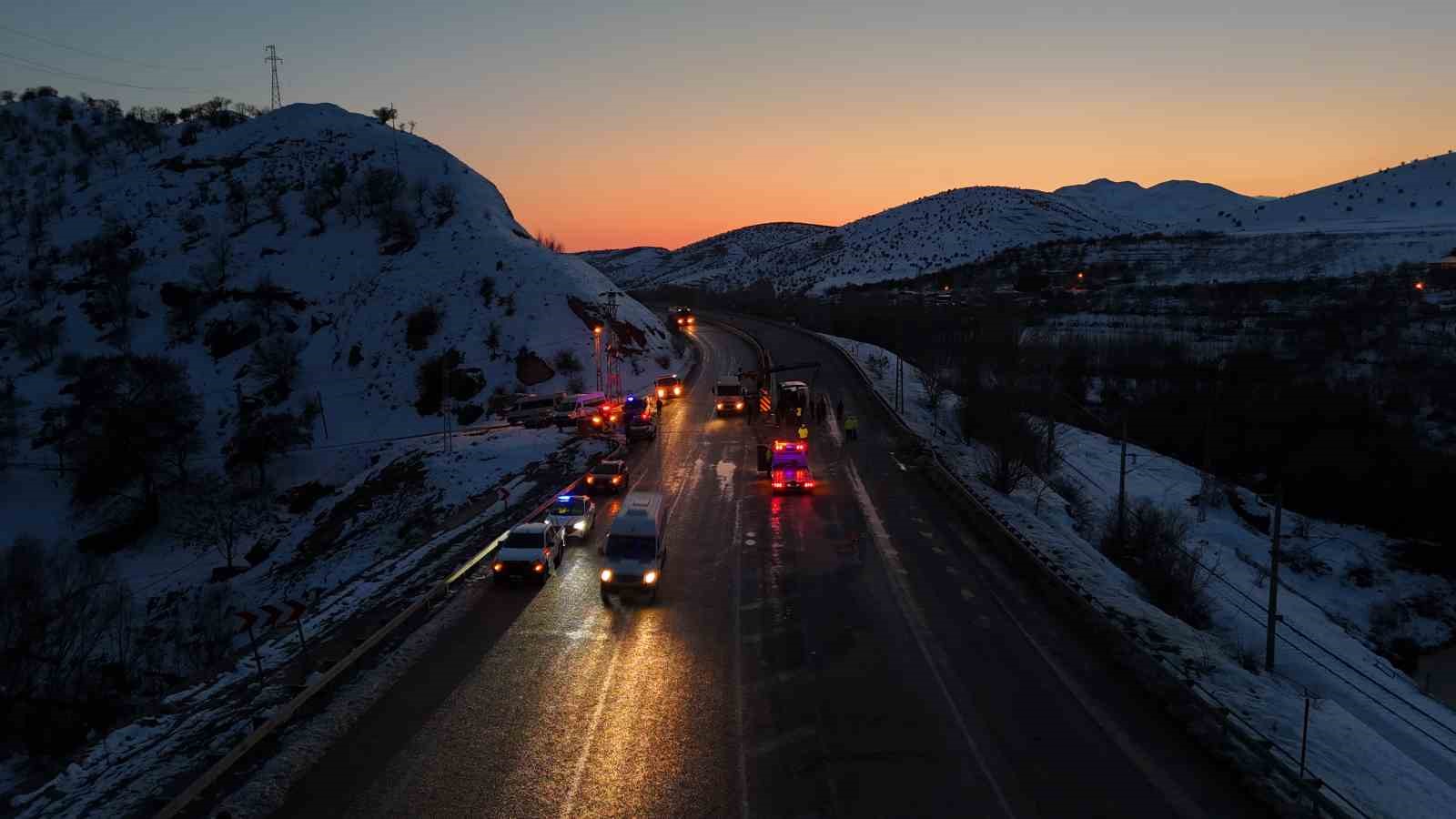 Malatya&rsquo;da kontrolden &ccedil;ıkan minib&uuml;s devrildi: 11 yaralı

