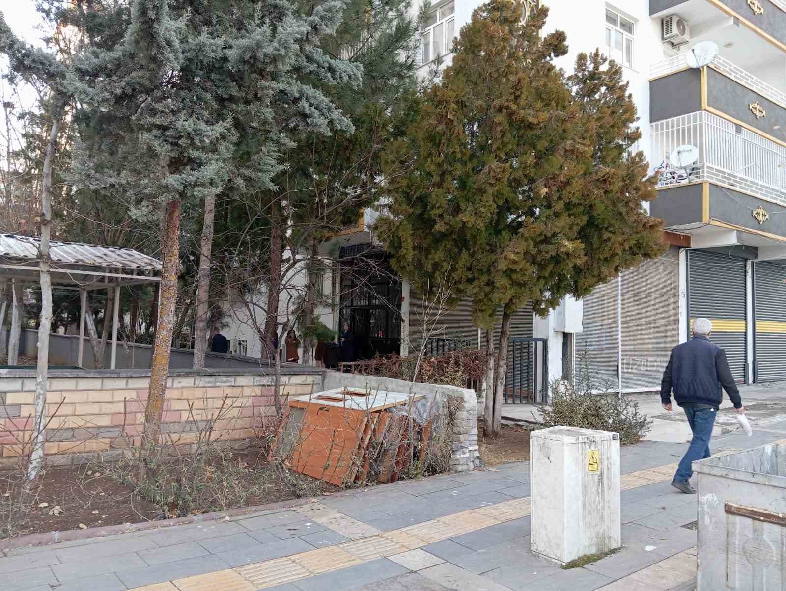 Diyarbakır&rsquo;da intihar girişiminde bulunan kadın ağır yaralandı
