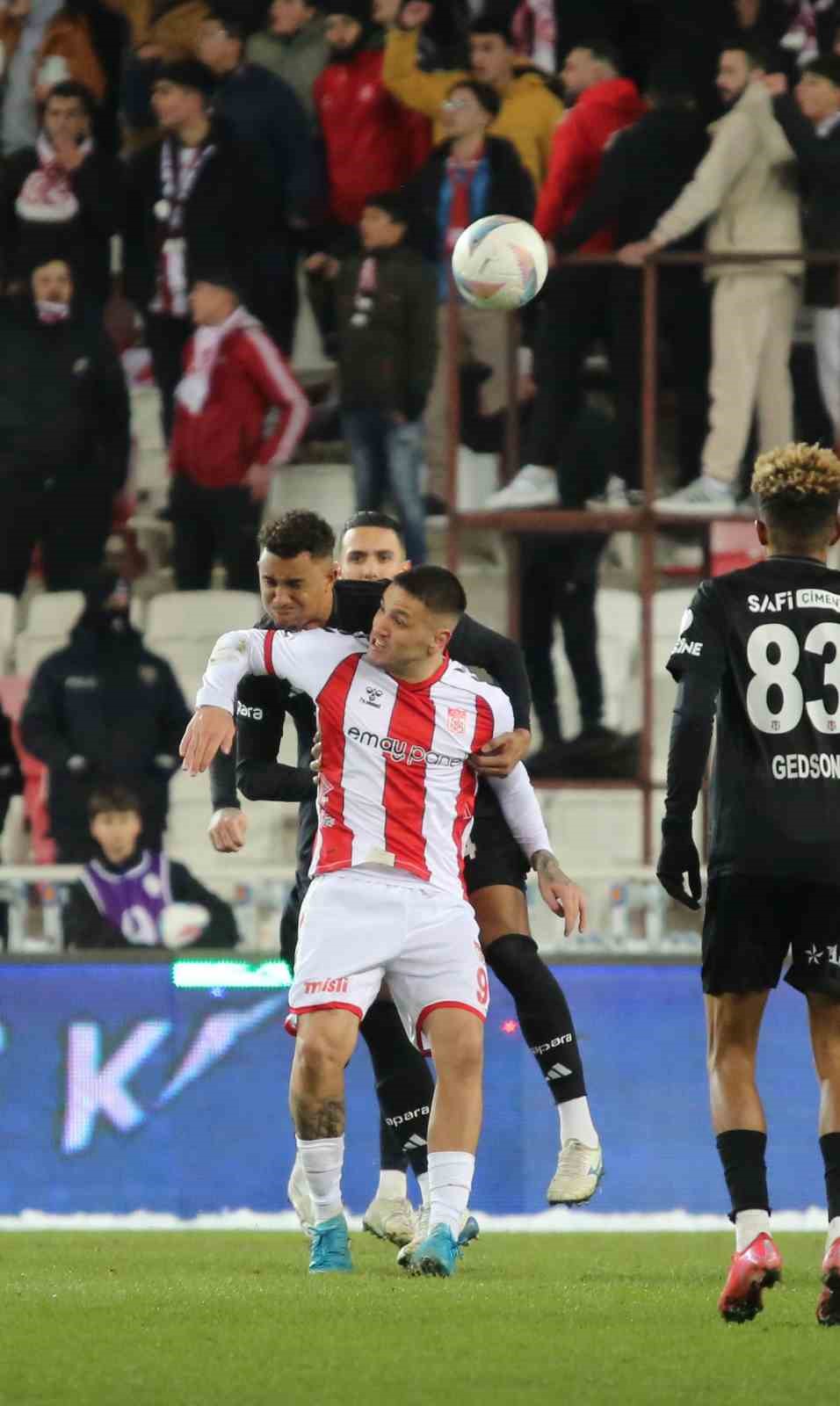 Trendyol Süper Lig: Sivasspor: 0 - Beşiktaş: 1 (İlk yarı)
