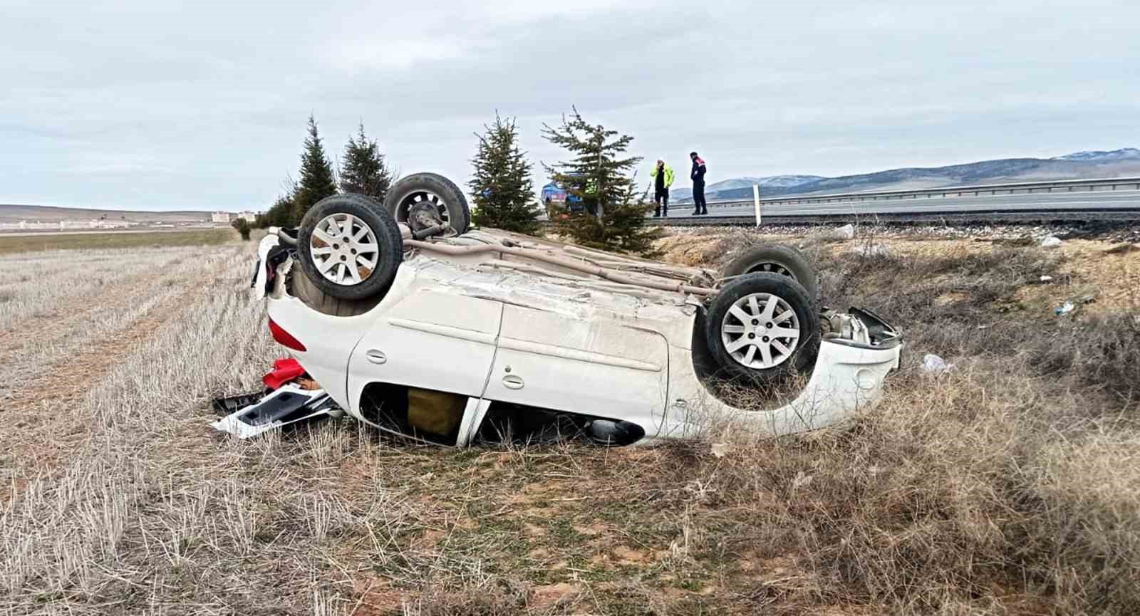 Takla atan otomobil tarlaya devrildi: 3 yaralı
