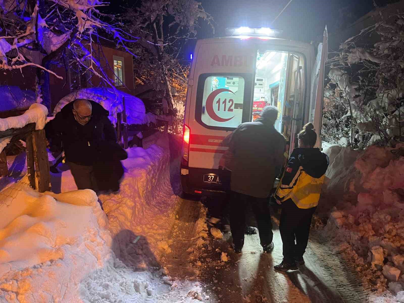 Kar sebebiyle yolları kapanan köylerdeki hastalar için seferber oldular