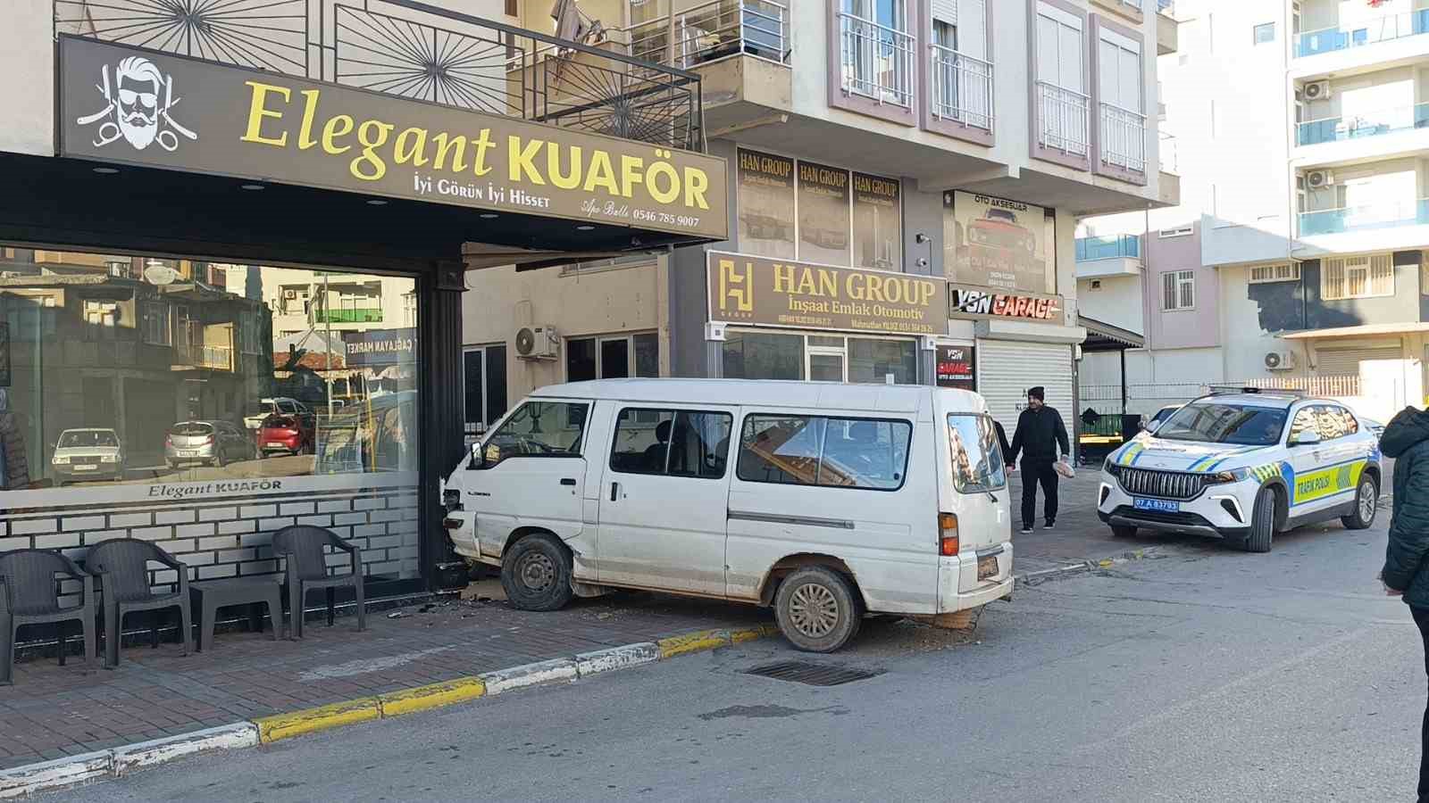 Hafif ticari aracın çarptığı kamyonet kuaförün duvarına çarparak durabildi