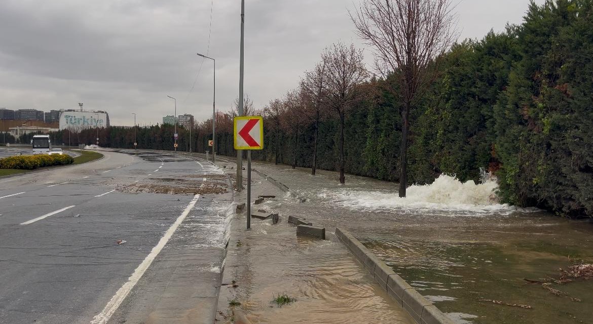 Bakırköy’de su borusu patladı, yol göle döndü