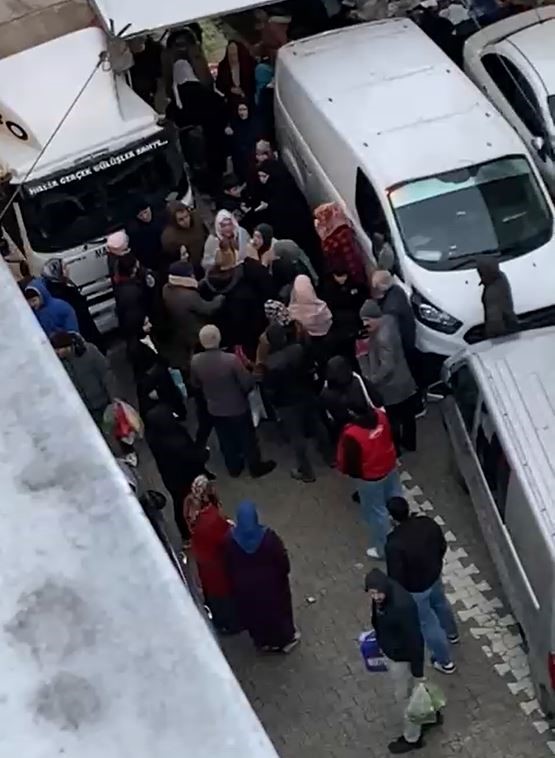 Esenyurt’ta pazarda hırsızlık yapan kadın suçüstü yakalandı: O anlar kamerada