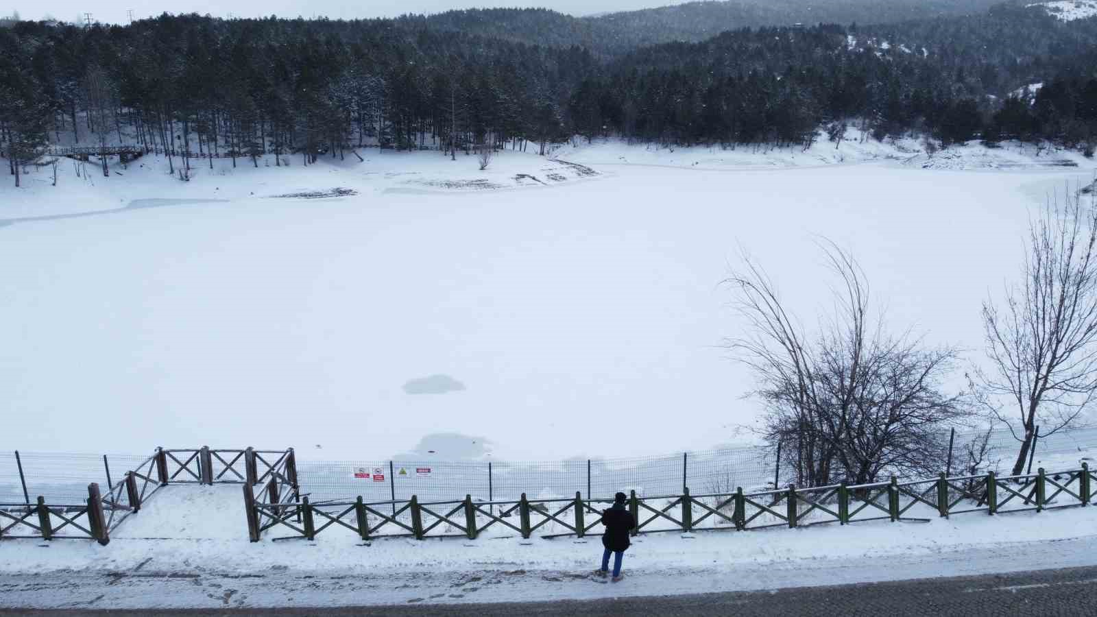 Yozgat’ta buz tutan gölet havadan görüntülendi, eşsiz manzara kartpostallık görüntüler oluşturdu
