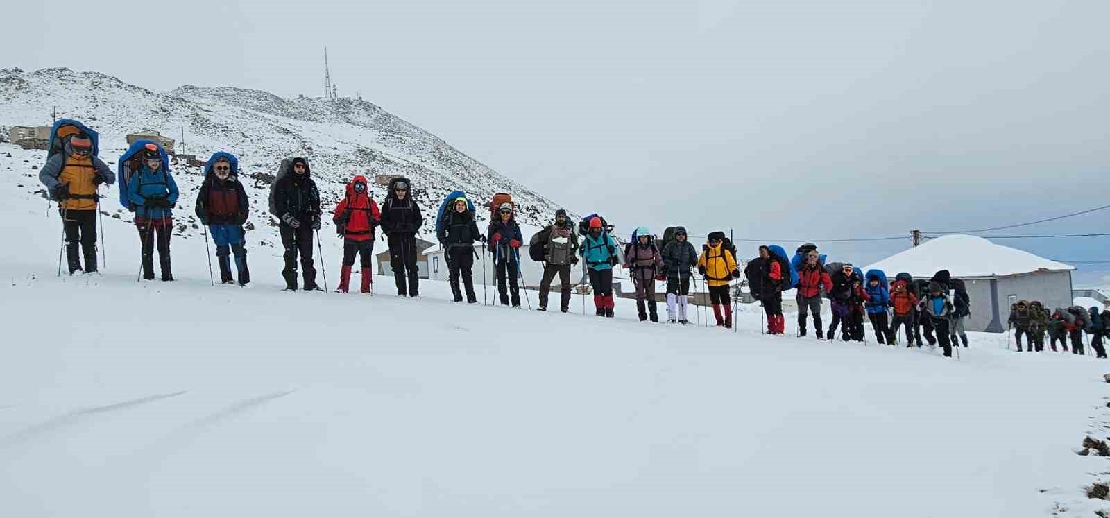 35 dağcı Süphan Dağı’na zirve yapamadan döndü