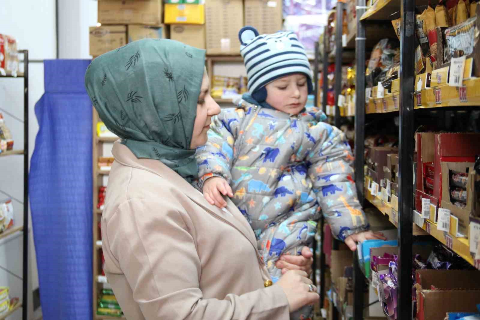 Azimli anne devlet desteği ile açtığı marketi işletip bebeğini reyonlar arasında büyüttü