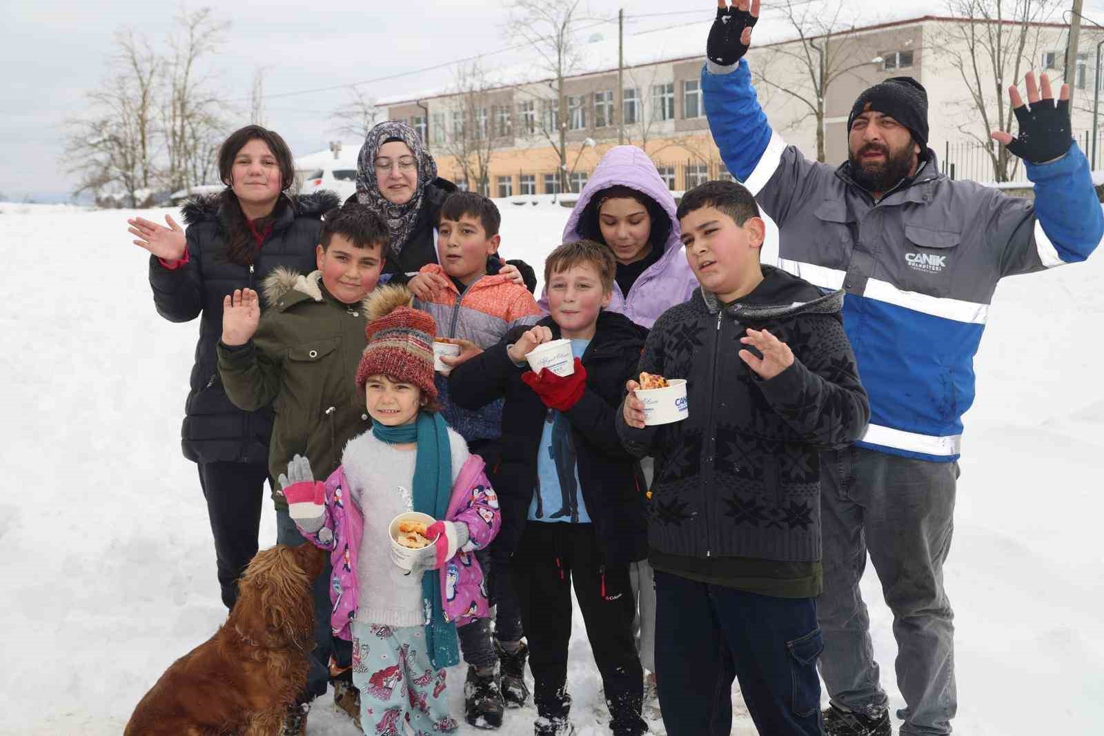 Kar topu oynayan çocuklara pizza ikramı