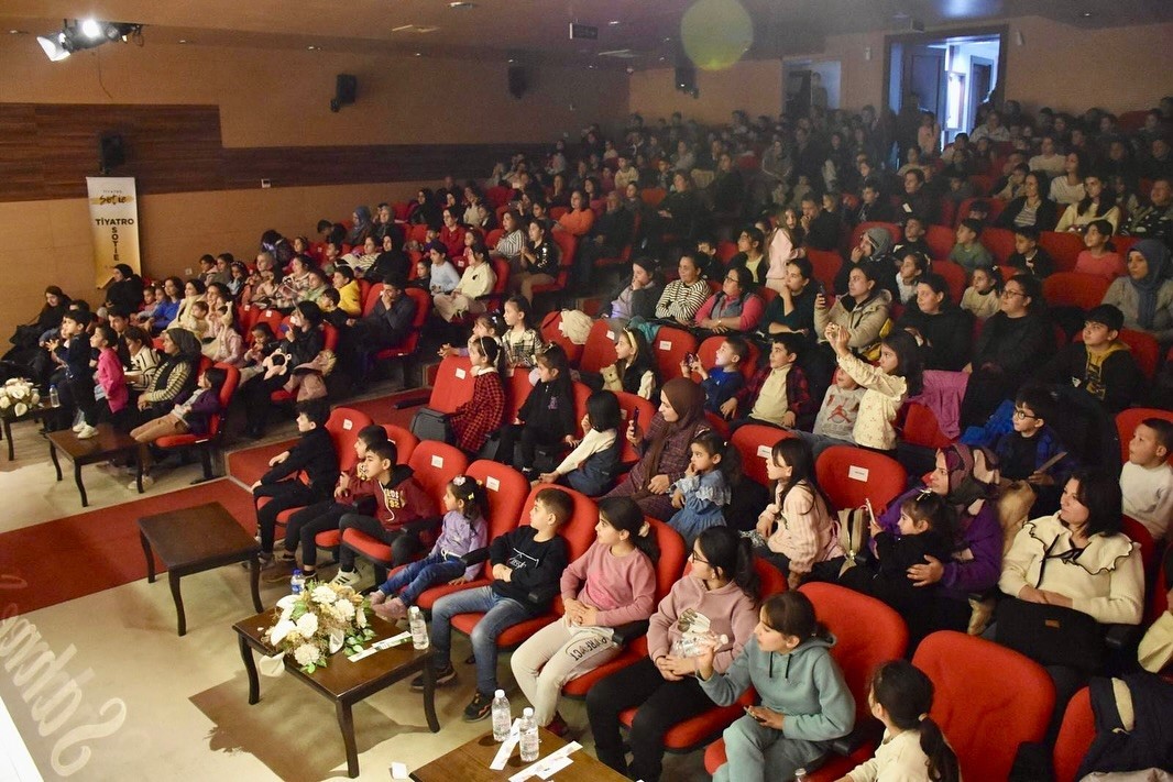 Germencikli çocuklar, müzikli tiyatro ile eğlendi