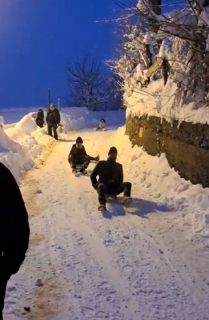 Kastamonu’da vatandaşlar karın tadını kızaklarla çıkardı
