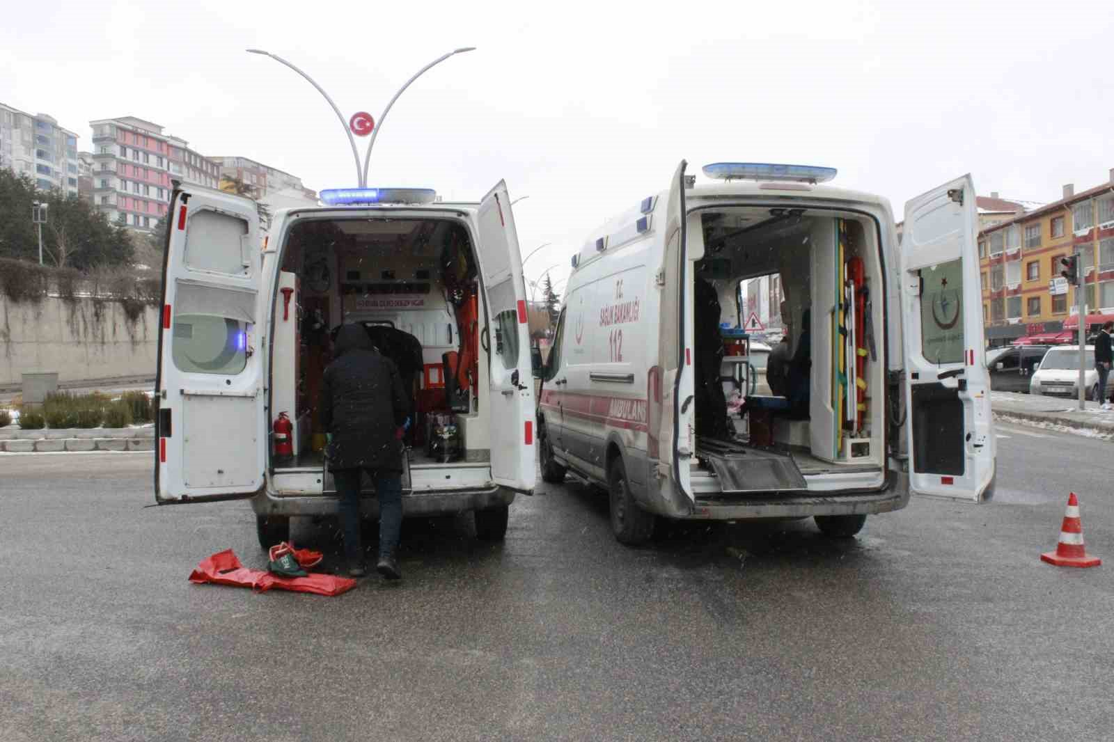 Yozgat’ta ambulans ile otomobil çarpıştı: 2 yaralı