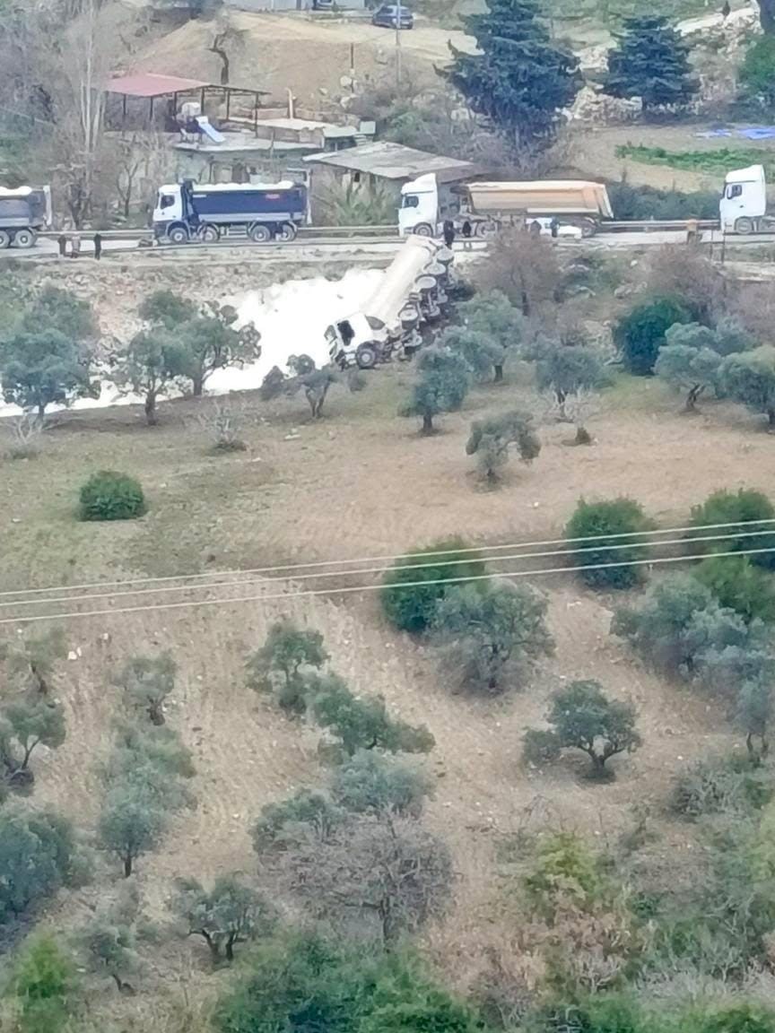 Antakya’da çakıl yüklü kamyon zeytin bahçesine uçtu
