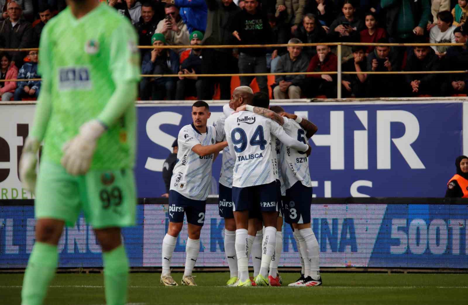 Trendyol Süper Lig: Alanyaspor: 0 - Fenerbahçe: 2 (İlk yarı)