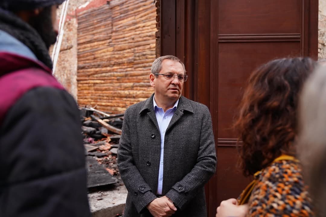 Ayvalık Belediye Başkanı Ergin alevlere teslim olan sanat merkezlerini inceledi