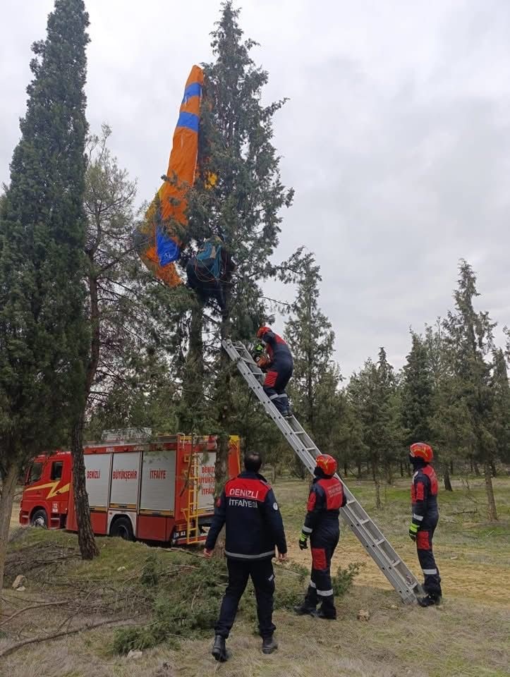 Denizli’de ağaçta asılı kalan yamaç paraşütçüyü itfaiye kurtardı