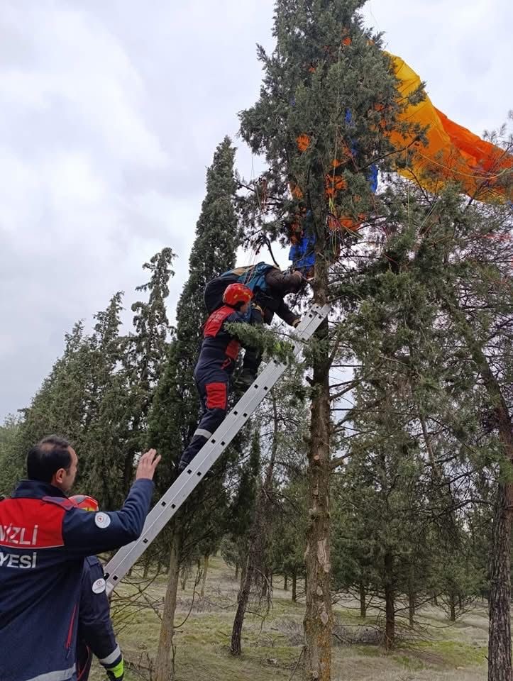 Denizli’de ağaçta asılı kalan yamaç paraşütçüyü itfaiye kurtardı
