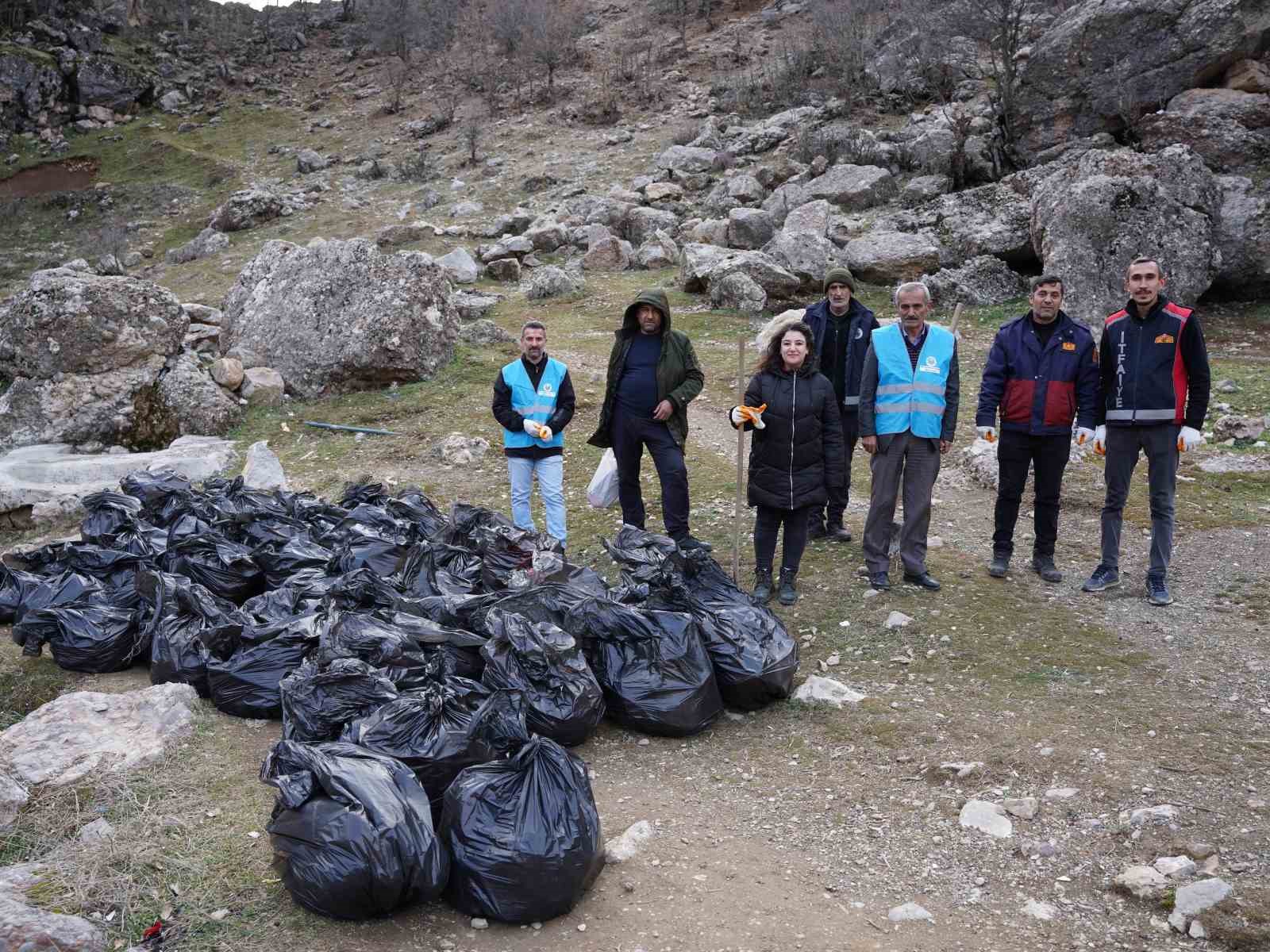 Şırnak&rsquo;ta &ccedil;&ouml;p toplama seferberliği: Doğada torbalarca &ccedil;&ouml;p toplandı
