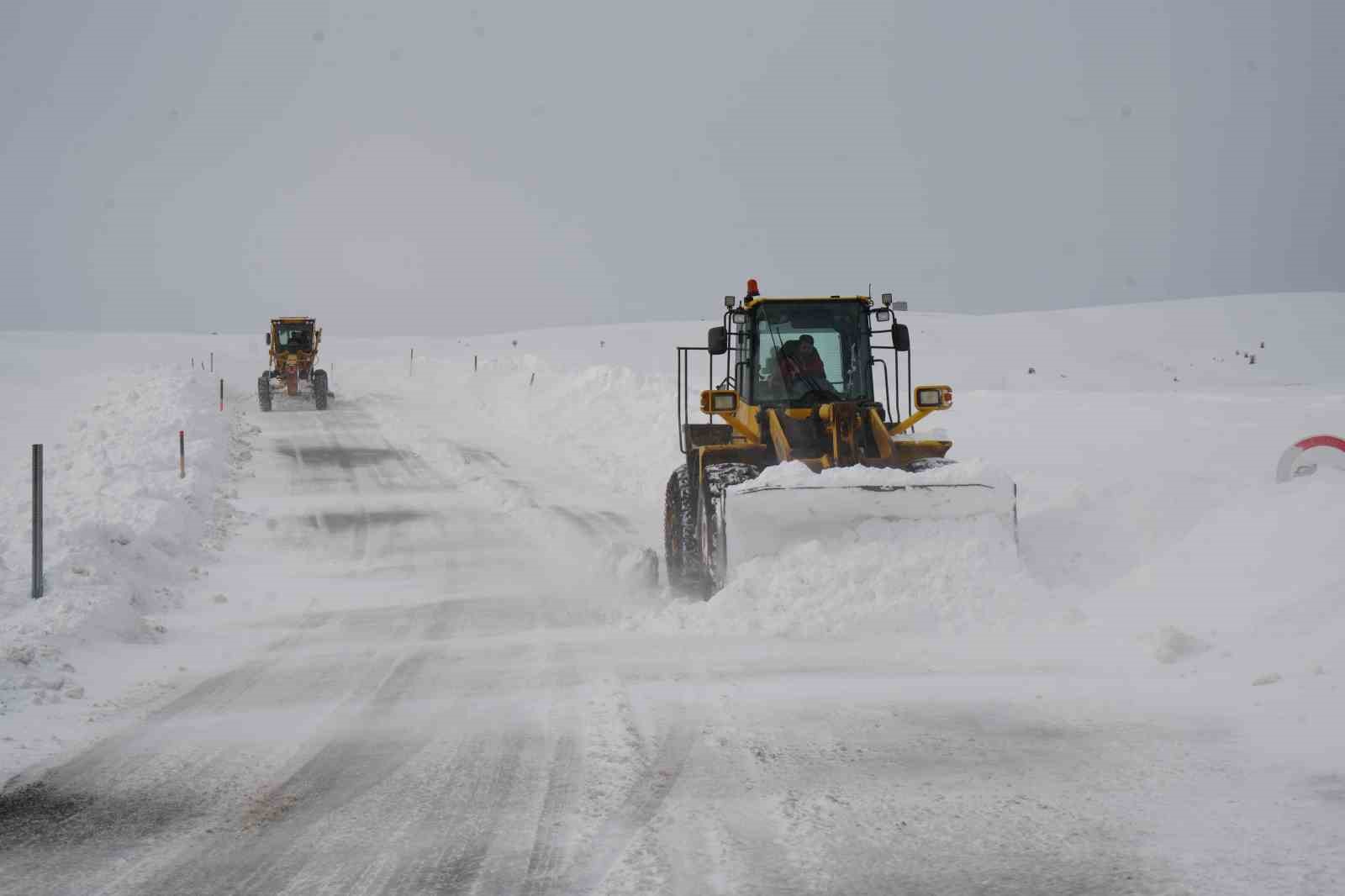 Karla kapanan Hasköy-Mutki yolu ulaşıma açıldı