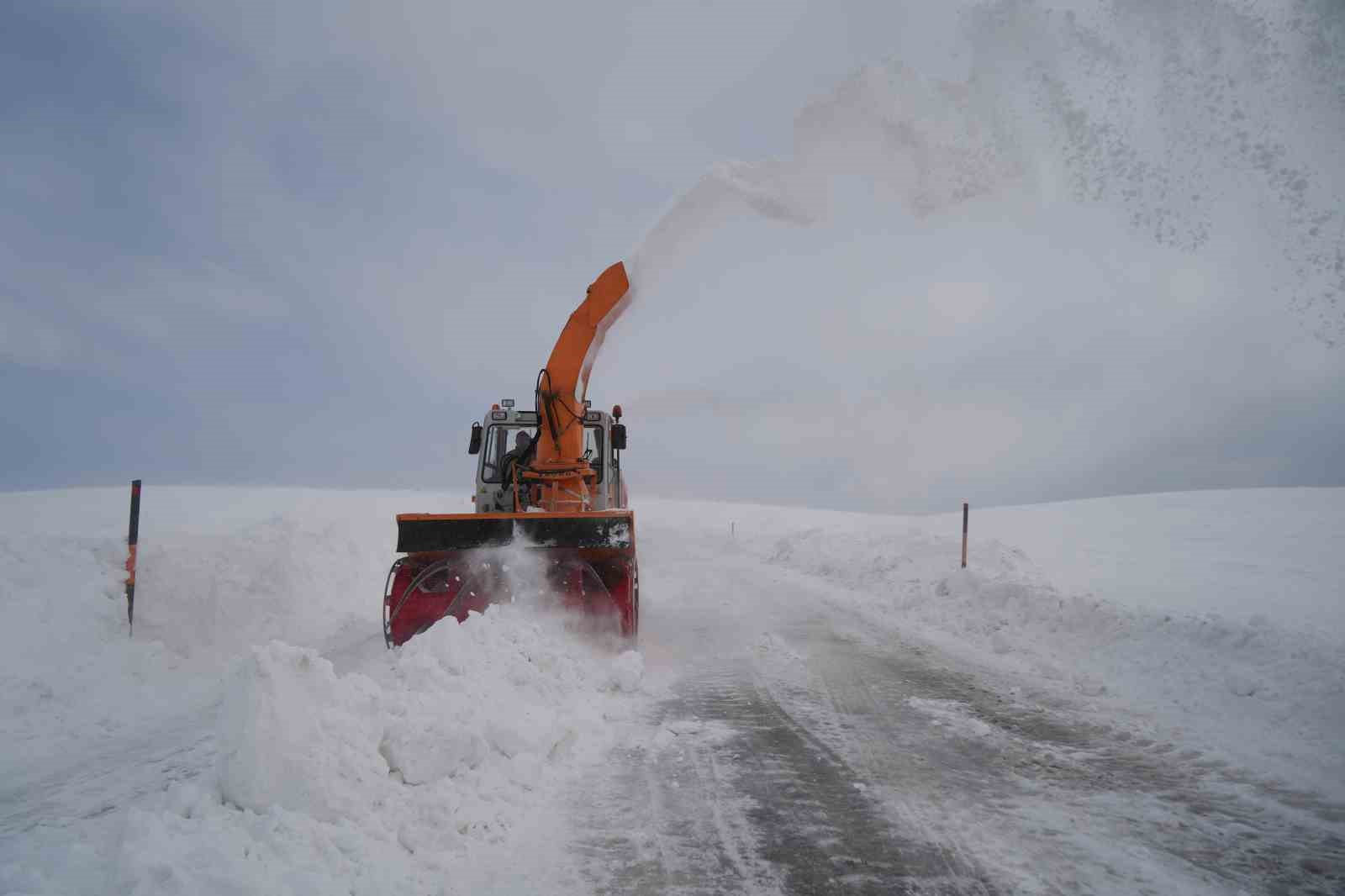 Karla kapanan Hask&ouml;y-Mutki yolu ulaşıma a&ccedil;ıldı
