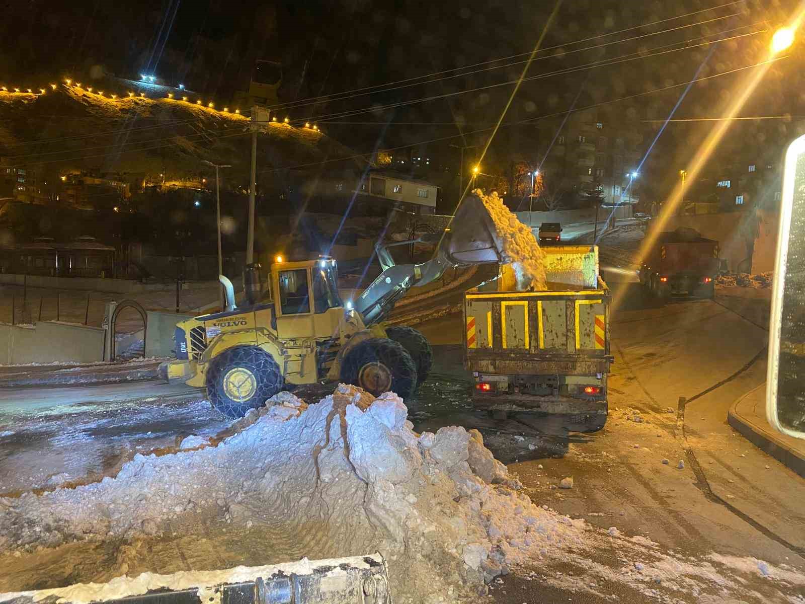 Hakkari&rsquo;de karla m&uuml;cadele &ccedil;alışması
