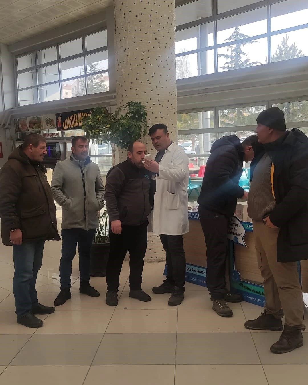 Otob&uuml;s terminalinde &rsquo;Sigarayı Bırakma G&uuml;n&uuml;&rsquo; dolayısıyla stant a&ccedil;ıldı
