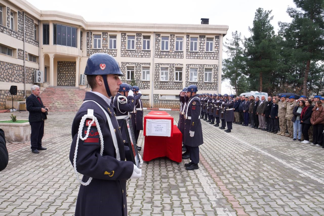 Kuzey Irak’ta kalp krizi geçiren güvenlik korucusu son yolculuğuna uğurlandı