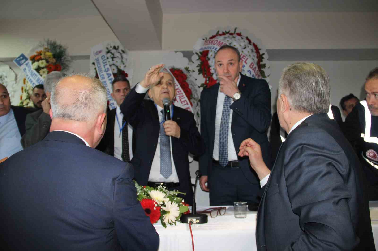 Kongrede maaş krizi
