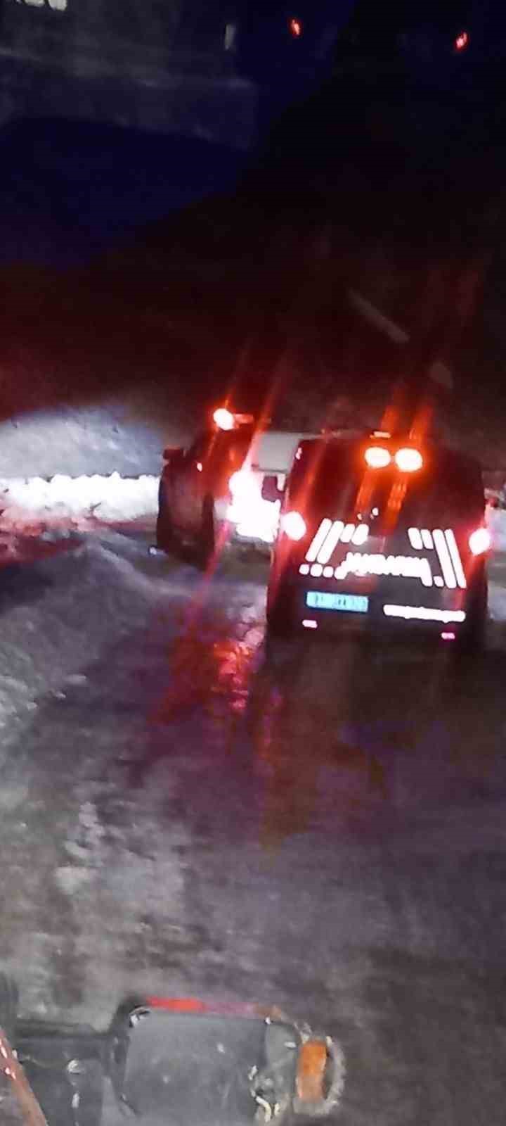 Karda mahsur kalan 9 kişi kurtarıldı
