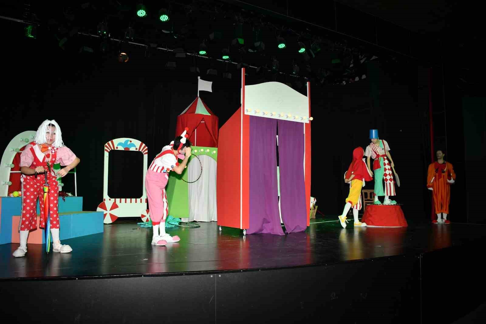 Manisa B&uuml;y&uuml;kşehir Belediyesi Şehir Tiyatroları&rsquo;ndan &ccedil;ocuklara tiyatro ş&ouml;leni
