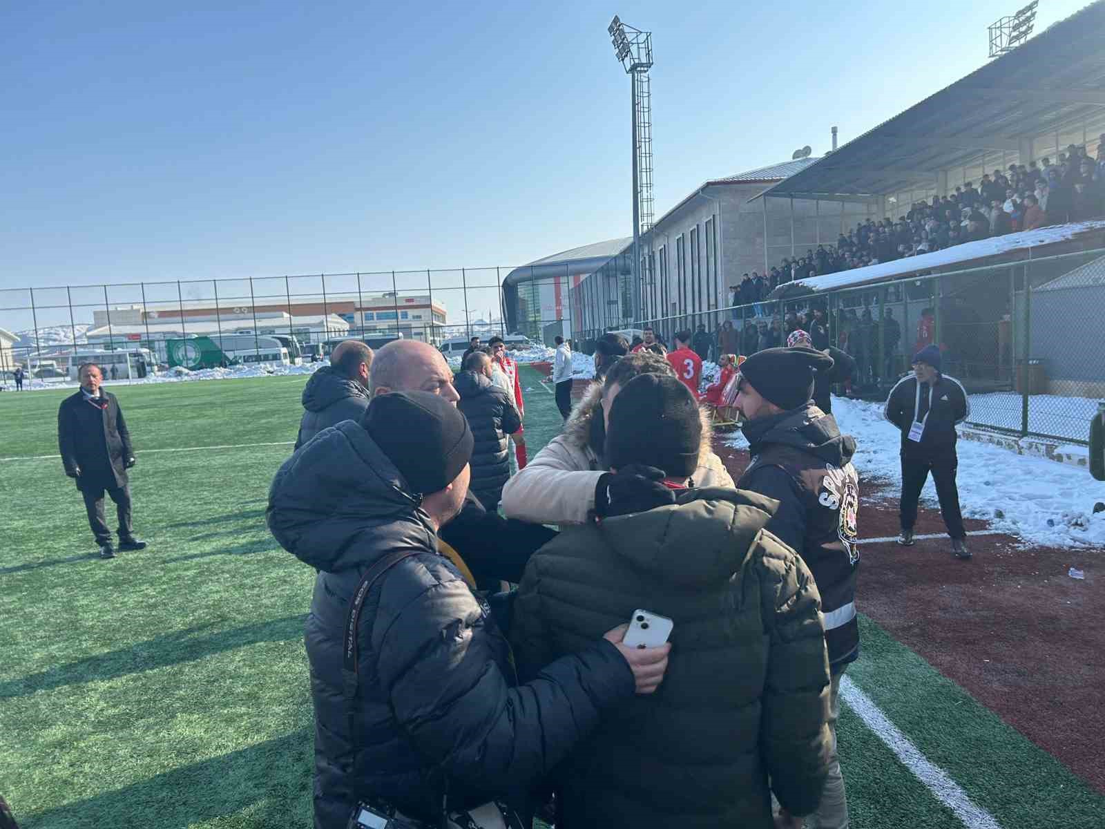 Sivas’ta amatör maçta ortalık karıştı