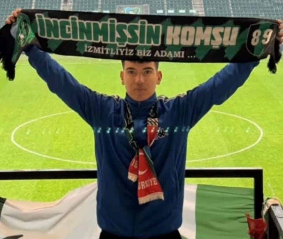 Dualar tribünden düşen genç futbolcu için