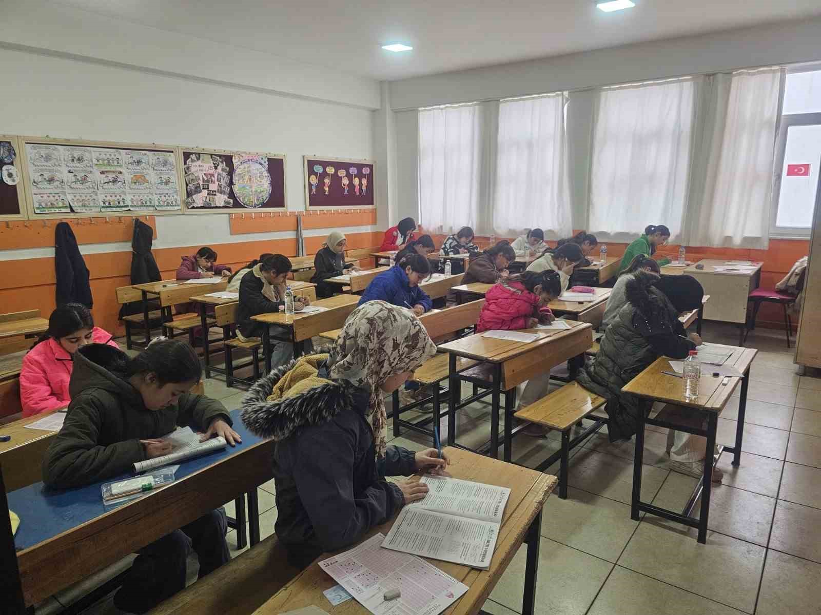 Ağrı&rsquo;da &ouml;ğrenciler ve aileleri Siyer Yarışmasında heyecanla ter d&ouml;kt&uuml;
