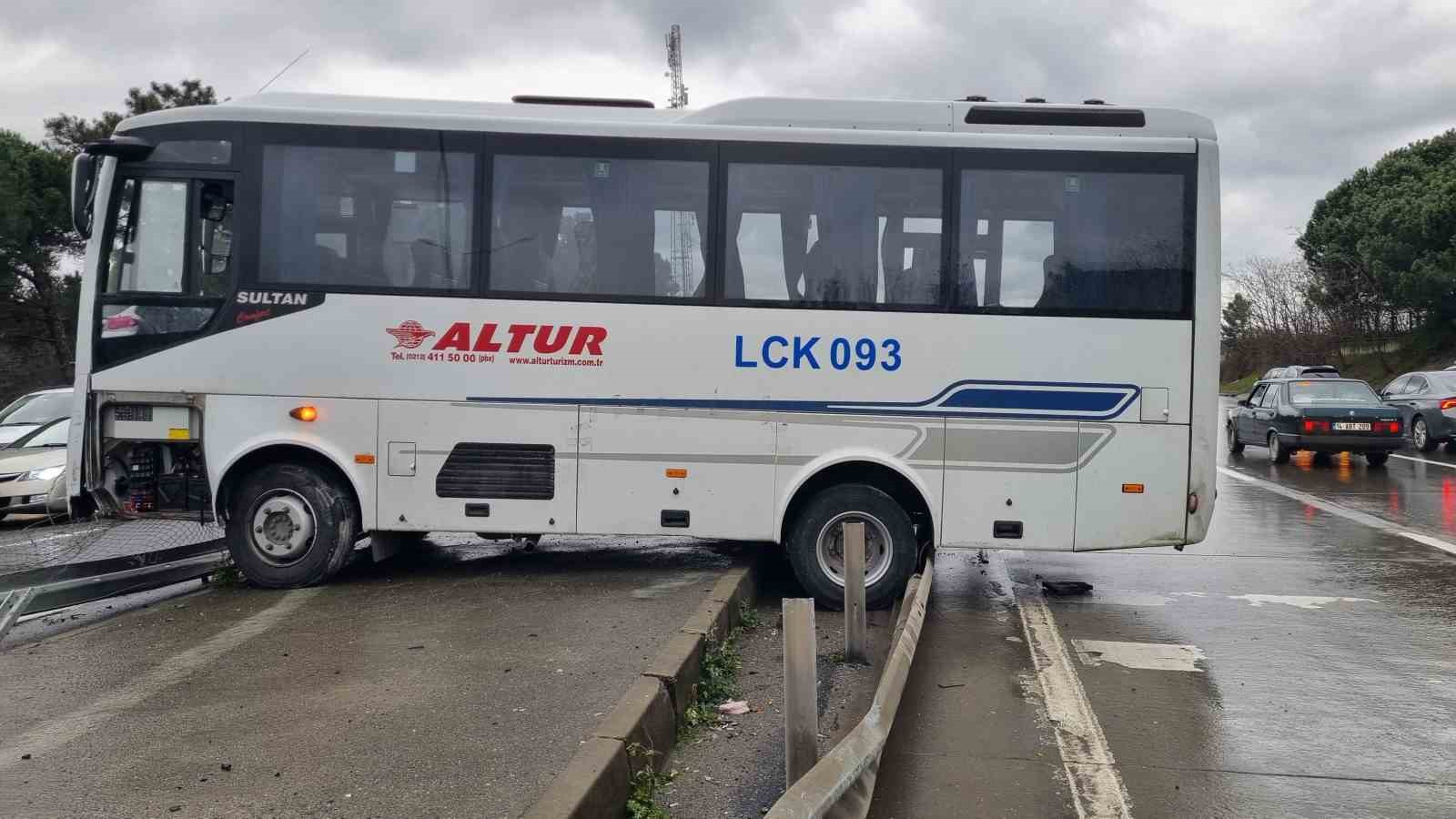 Ey&uuml;psultan&rsquo;da iş&ccedil;i servisi kaza yaptı: Ara&ccedil;ta hasar oluştu
