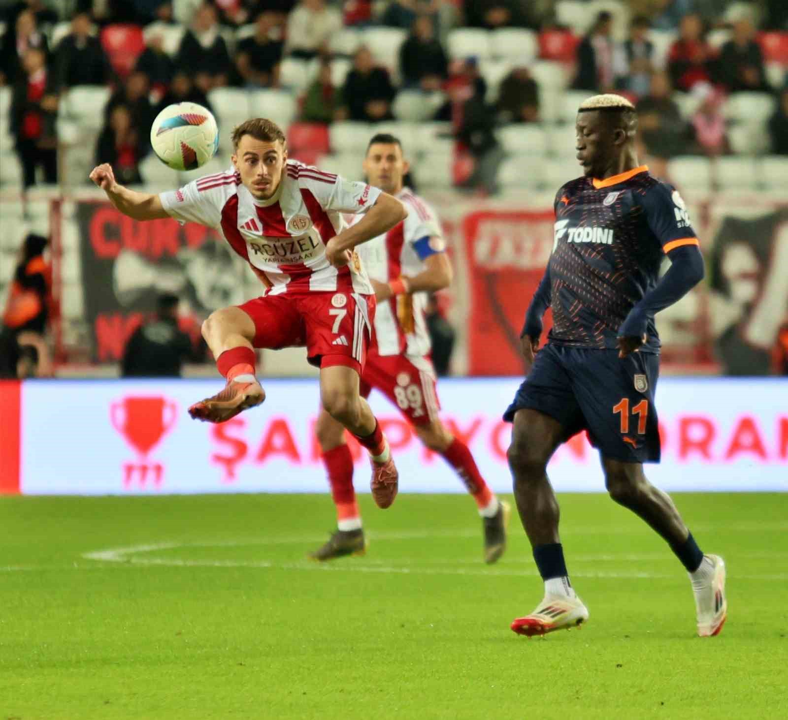 Trendyol Süper Lig: Antalyaspor: 0 - Başakşehir: 0 (İlk yarı)