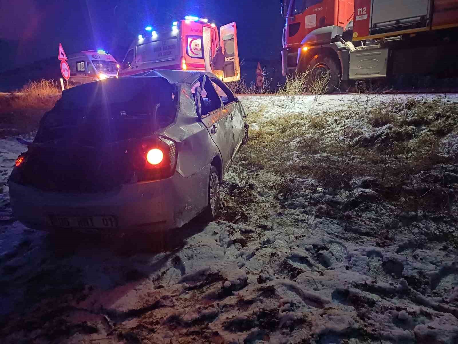 &Ccedil;orum&rsquo;da takla atan otomobildeki 3 kişi yaralandı

