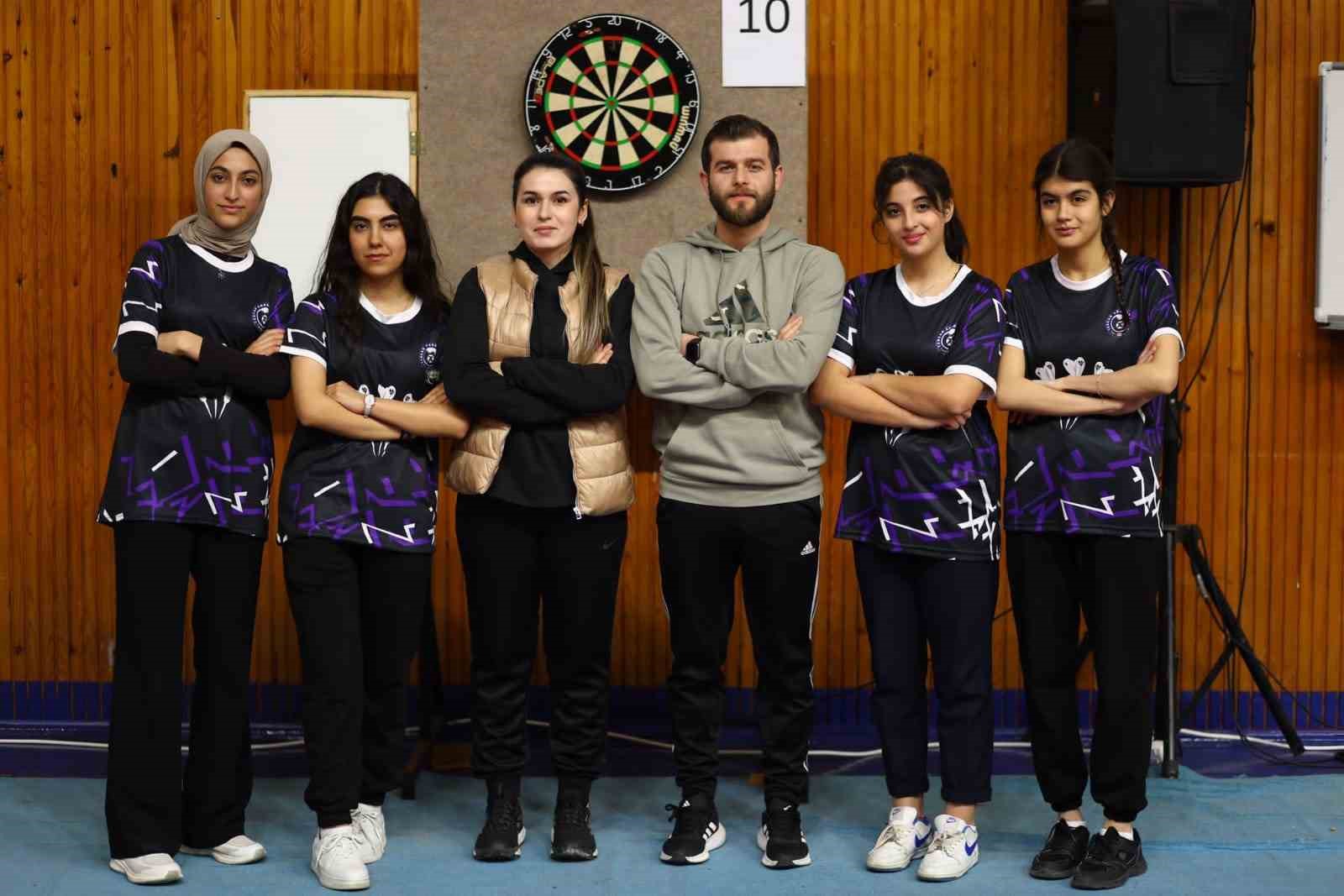 Tercan Anadolu Lisesi kız dart takımı bölge birincisi
