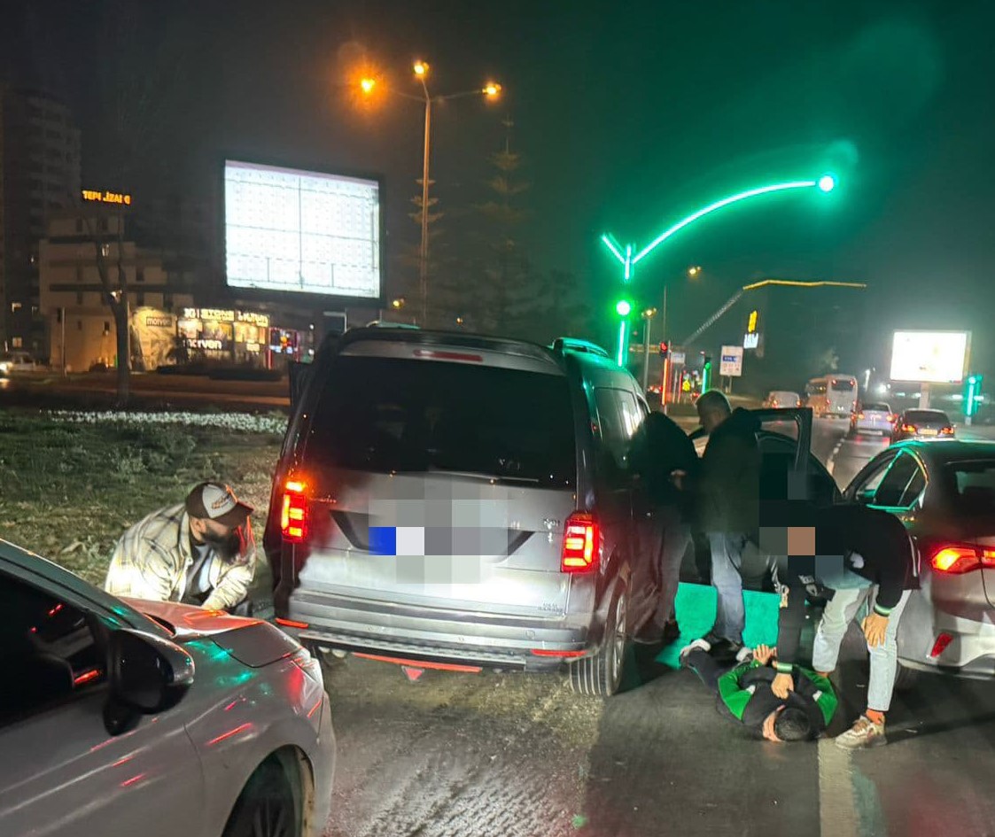 Uyuşturucu satıcısı kırmızı ışıkta beklerken yakalandı