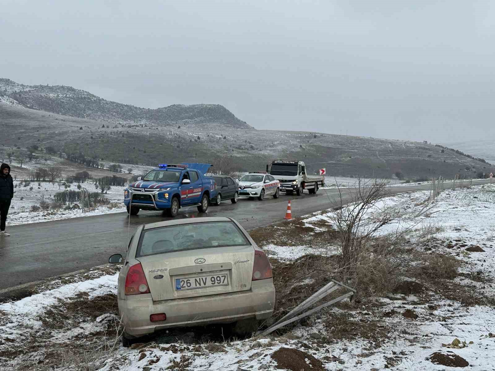 Şarampole giren otomobilde 4 kişi yaralandı