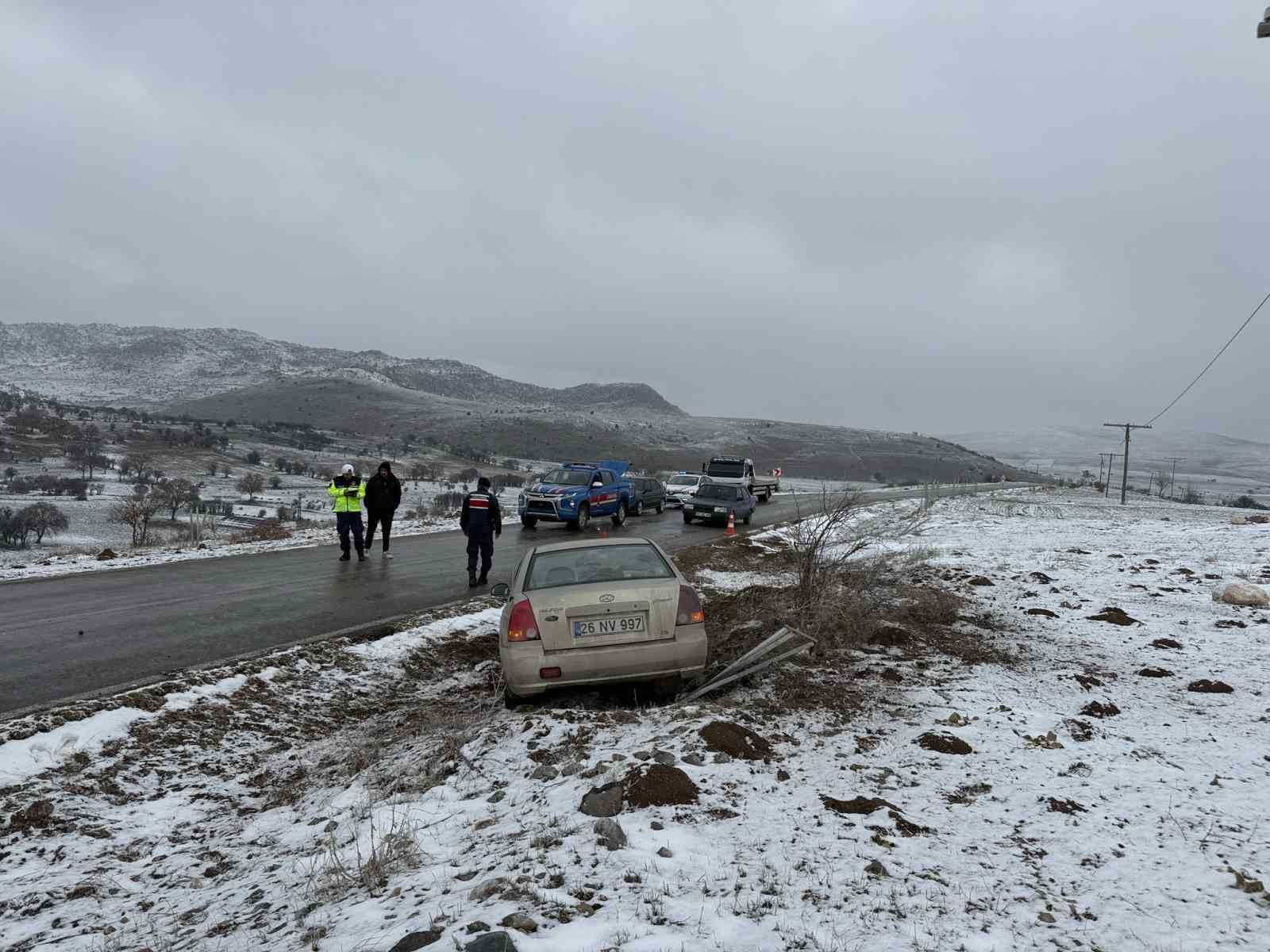 Şarampole giren otomobilde 4 kişi yaralandı
