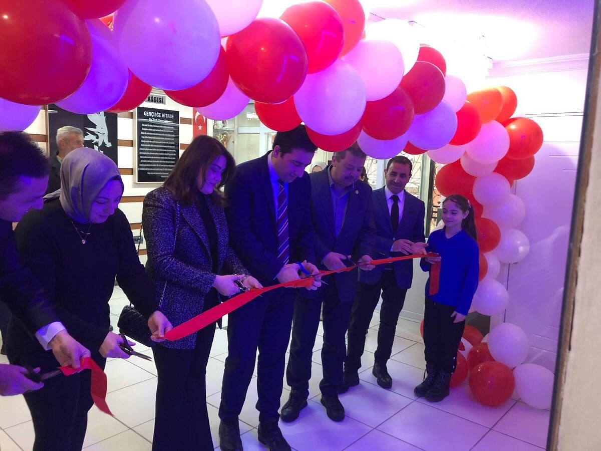 Kütüphane açılışına minik öğrencilerden yoğun ilgi gördü