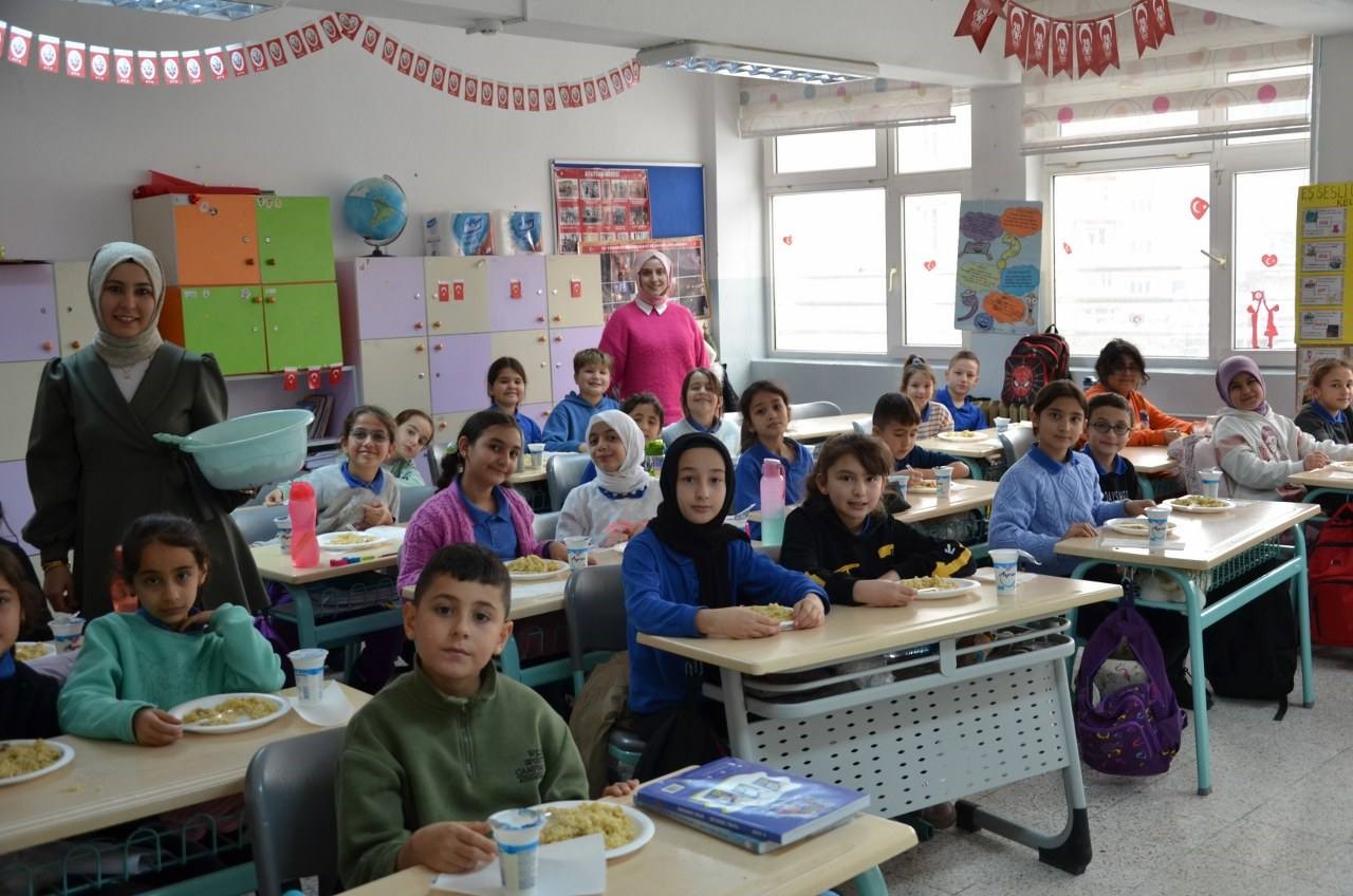 K&uuml;t&uuml;phane a&ccedil;ılışına minik &ouml;ğrencilerden yoğun ilgi g&ouml;rd&uuml;
