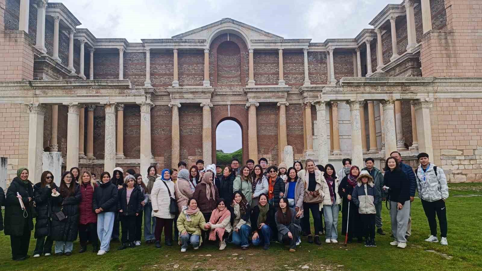 Manisa düzenlenen yüzlerce etkinlikle yaşayan bir kent haline geldi