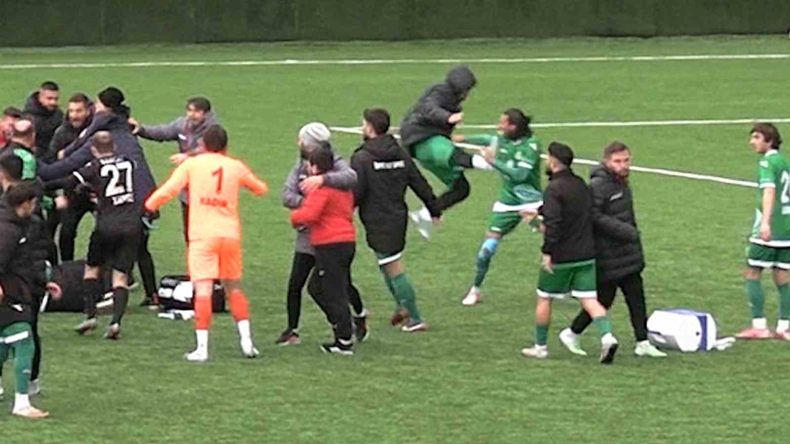 Futbol sahası boks ringine döndü