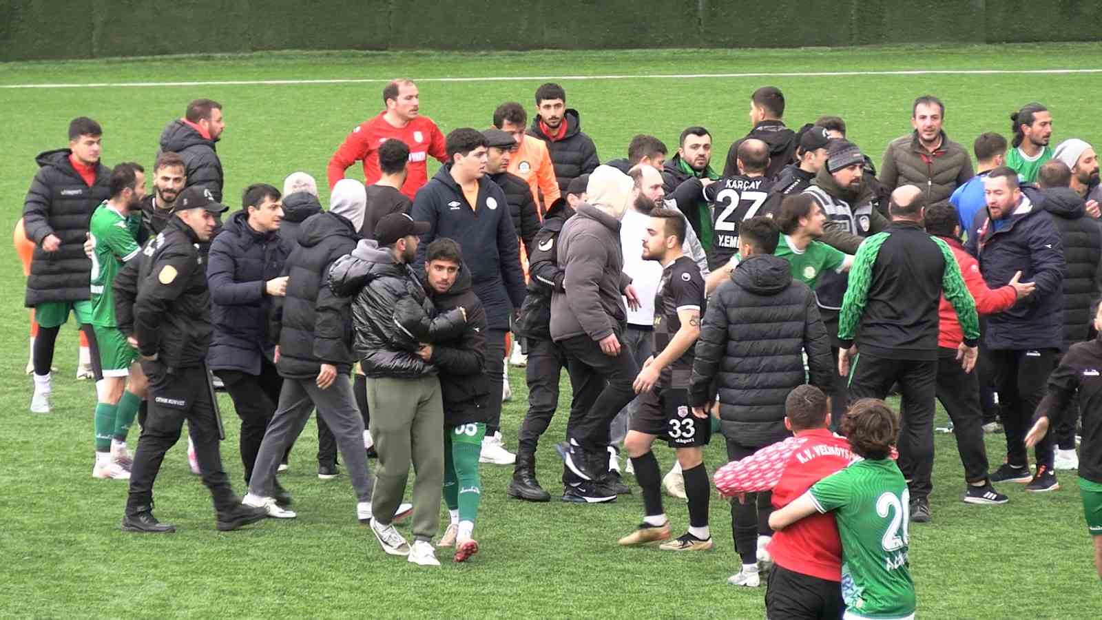 Futbol sahası boks ringine döndü
