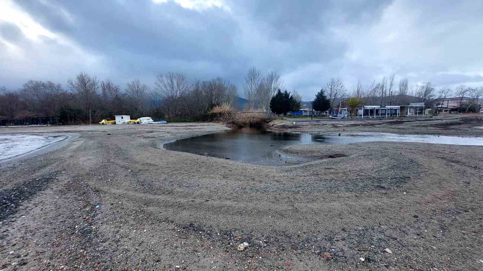 Erdek ve Kapıdağ Yarımadası’nda deniz çekildi