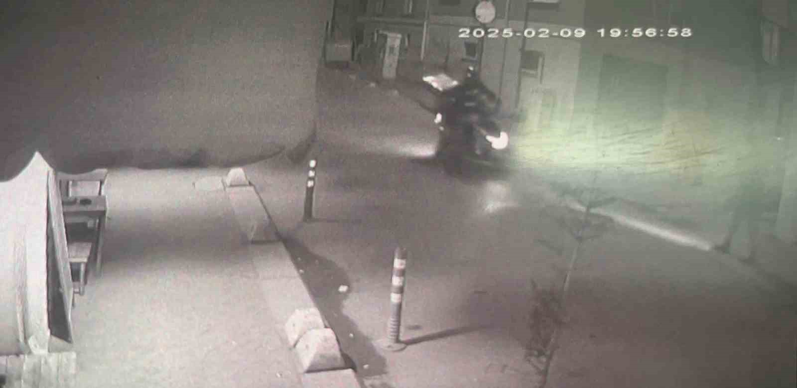Sokağa ani çıkan çocuğa motosiklet çarptı, o anlar güvenlik kamerasına yansıdı
