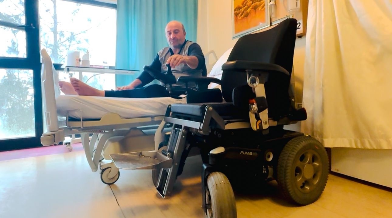 Mardin’de depremzedeye akülü sandalye desteği