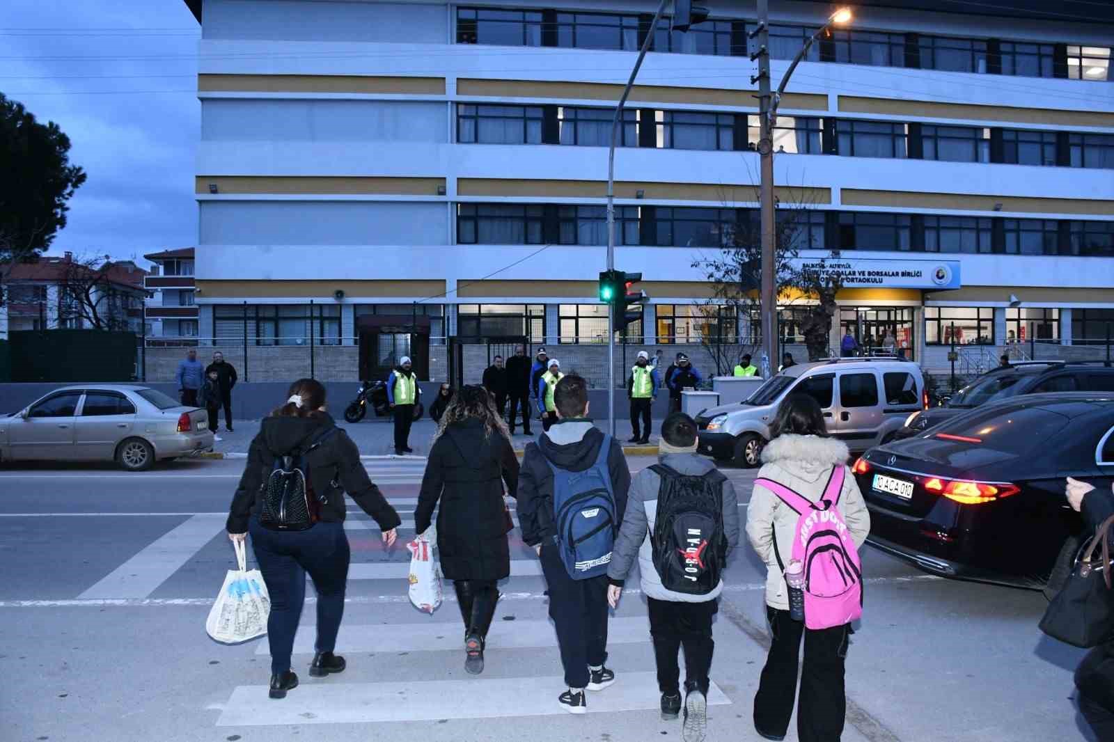 Büyükşehir’den okul önlerine sinyalizasyon sistemi